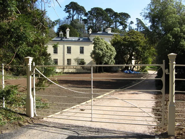 ด้านตะวันตกของ Greenway House กับประตูรั้วเหล็ก ภาพถ่ายเมื่อ 15 มีนาคม 2009
