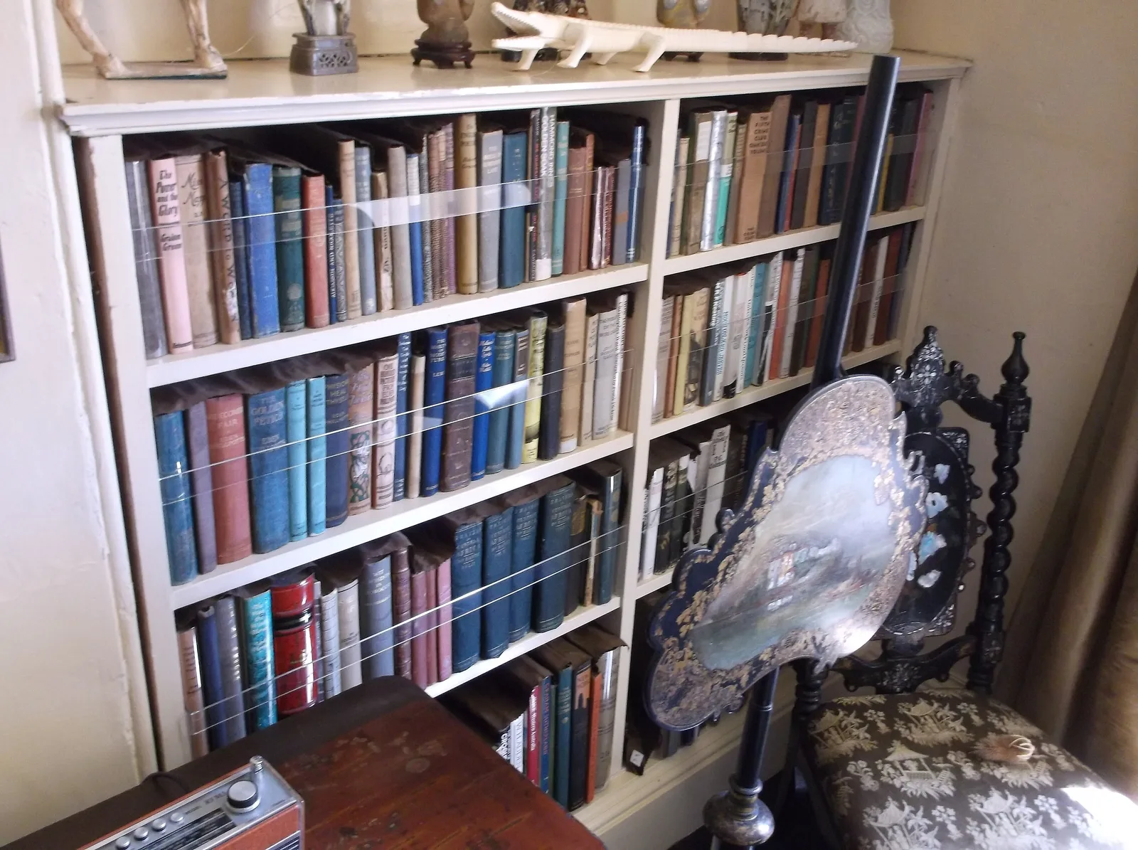 ตู้หนังสือในห้องสมุดของ Greenway House ภาพถ่ายเมื่อ 15 เมษายน 2014