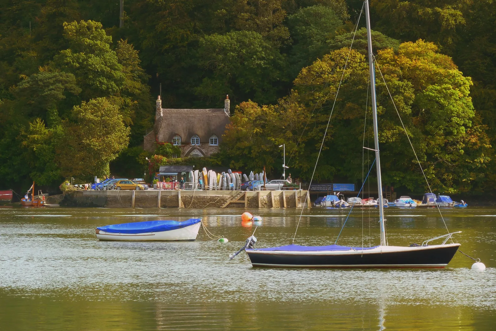ท่าเรือ Greenway Quay ริมแม่น้ำ Dart ภาพถ่ายเมื่อ 22 กันยายน 2011