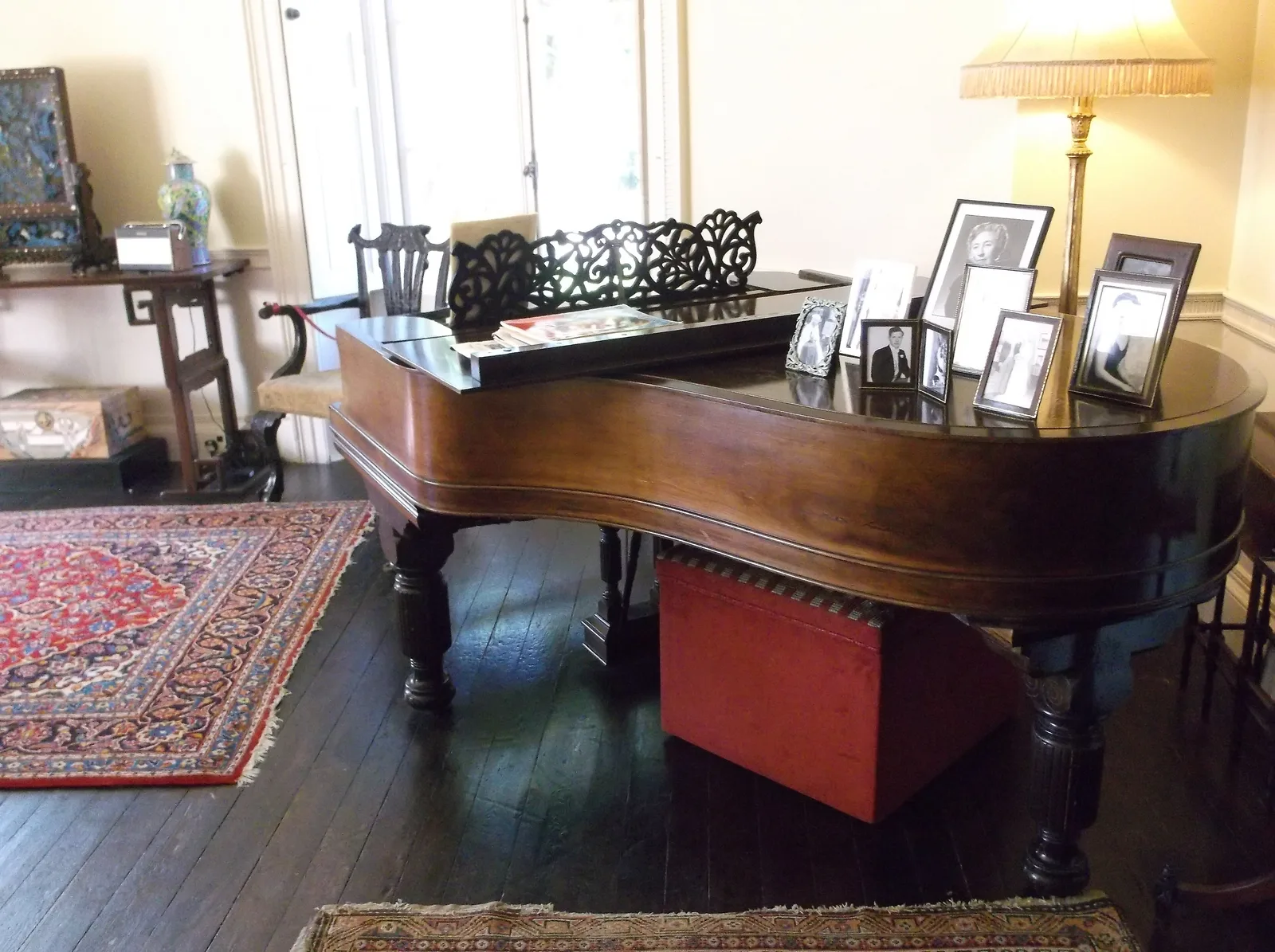 เปียโน Steinway & Sons ใน Greenway House ภาพถ่ายเมื่อ 15 เมษายน 2014
