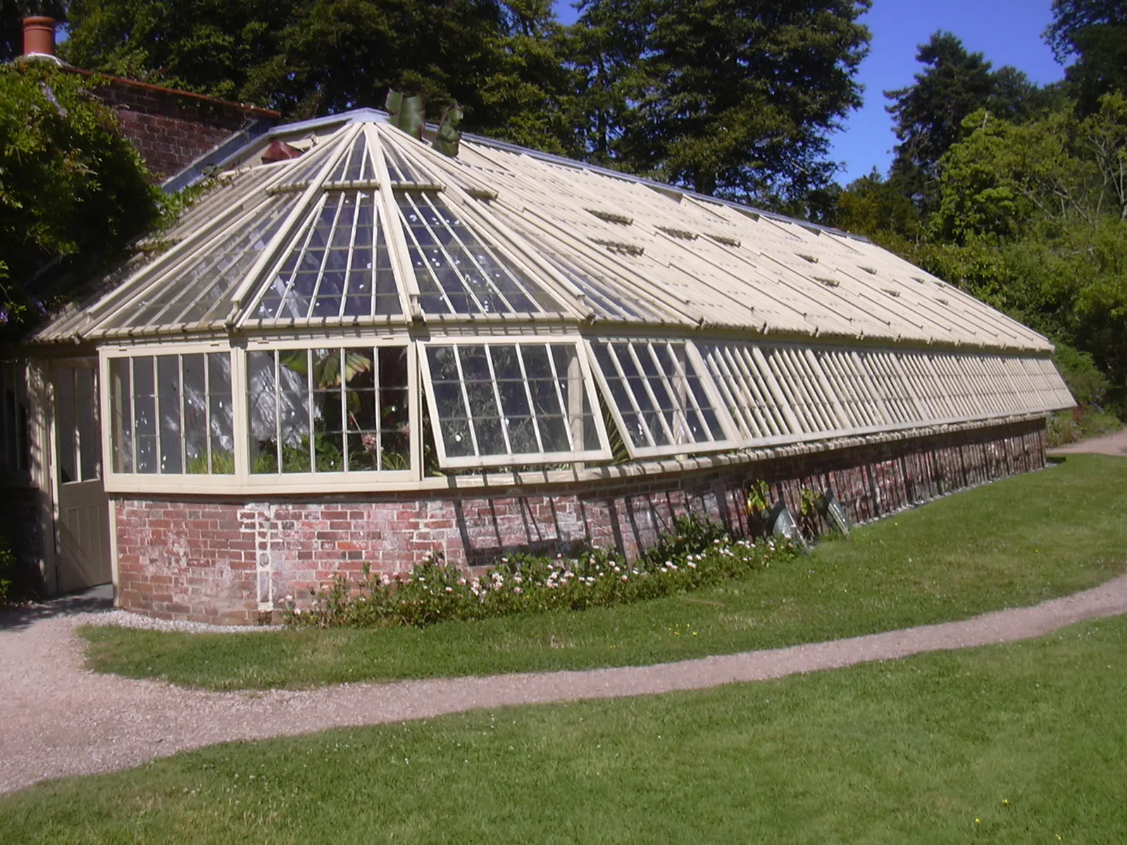 เรือนกระจกยุควิกตอเรียที่ National Trust บูรณะในสวน Greenway ภาพถ่ายเมื่อ 27 กรกฎาคม 2008