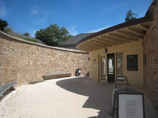 อาคารต้อนรับผู้ชมของ National Trust ที่ Greenway ภาพถ่ายเมื่อ 16 สิงหาคม 2009