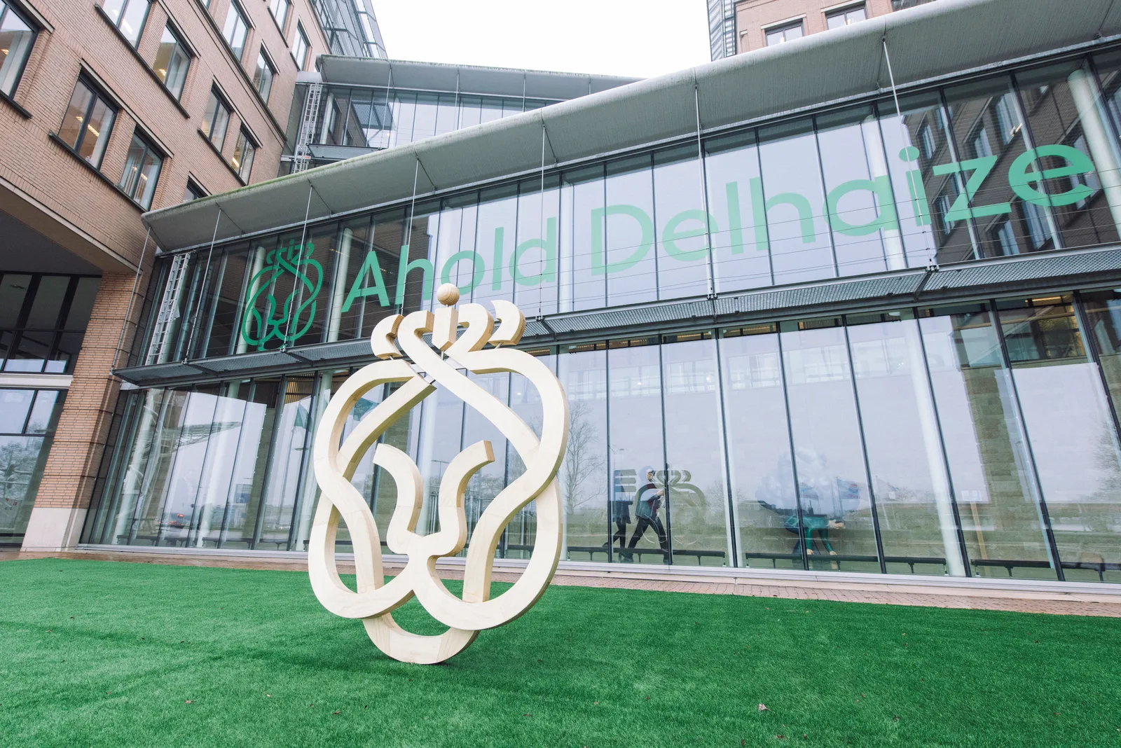 ด้านหน้าอาคารที่มีชื่อและตราสัญลักษณ์ Ahold Delhaize ภาพจากห้องข่าวของบริษัท