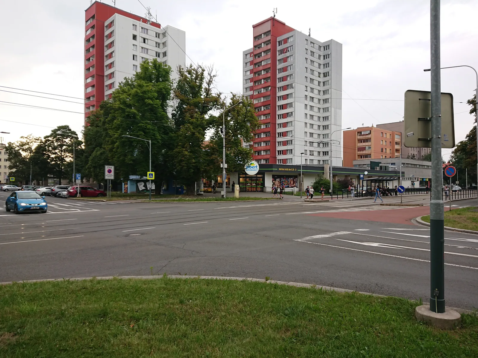 ร้าน Albert Supermarket ที่มุมถนน 30. dubna และ Nádražní เมืองออสตราวา สาธารณรัฐเช็ก ภาพเมื่อ 27 กรกฎาคม 2022