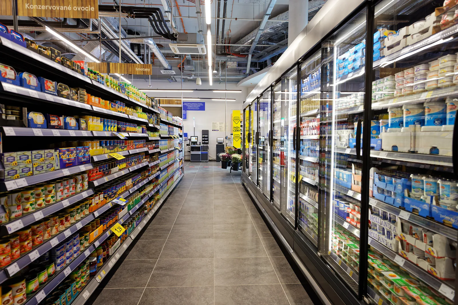 ทางเดินระหว่างชั้นวางสินค้าและตู้แช่ในร้าน Tesco ในสโลวาเกีย