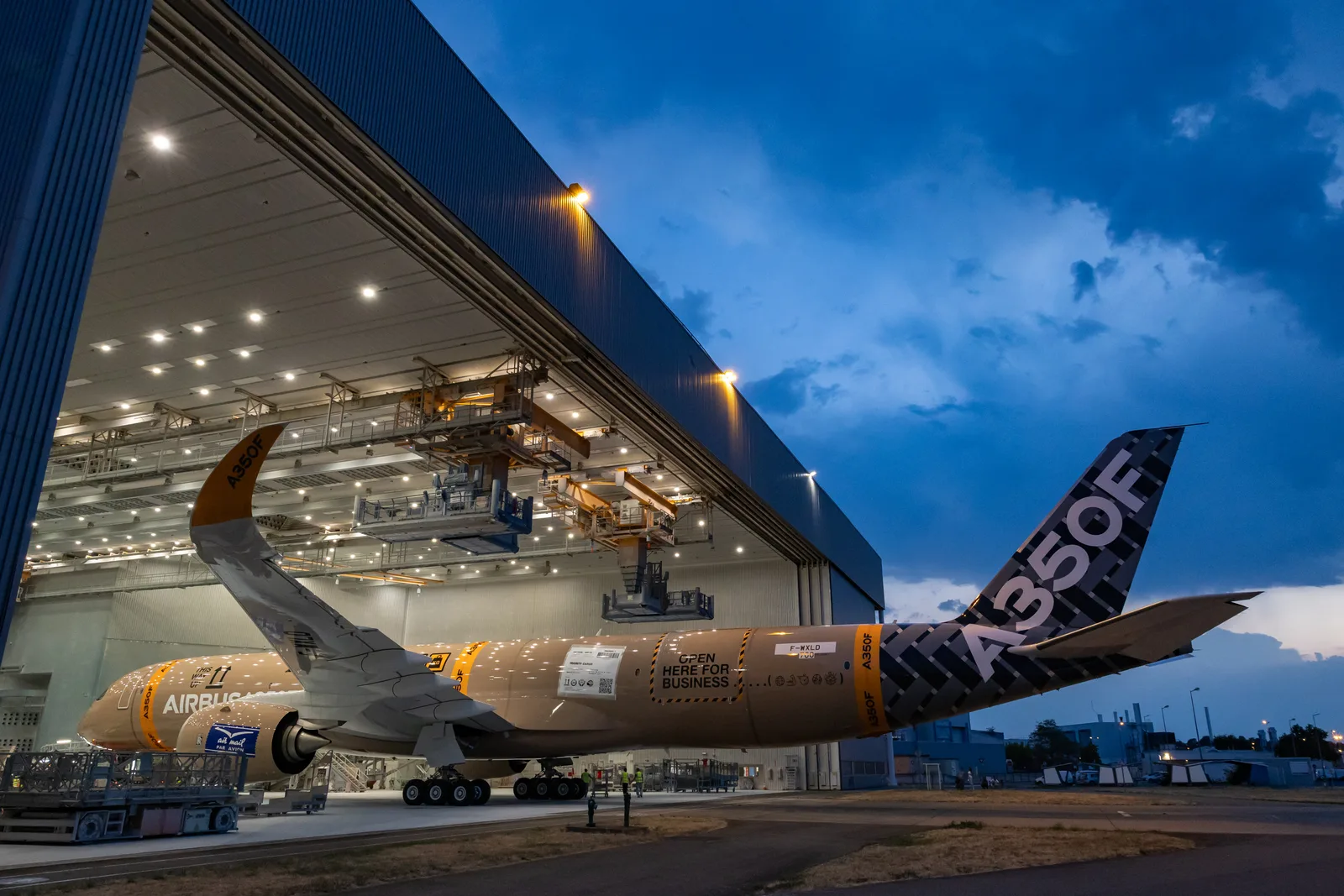 เครื่องบิน Airbus A350F จอดหน้าโรงเก็บเครื่องบิน ประกอบข่าวประมาณการฝูงบินขนส่งสินค้า 2045 ของ Airbus