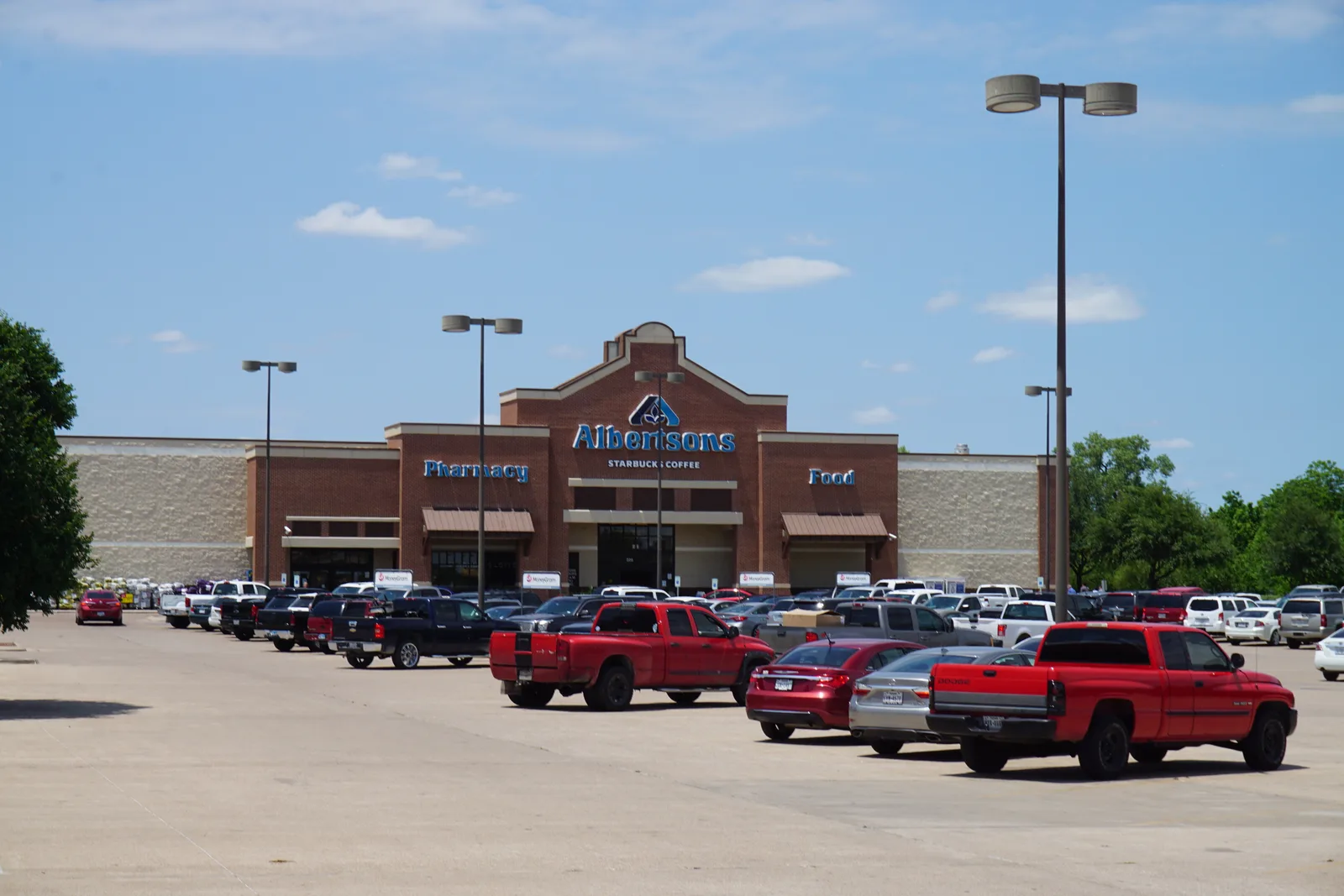 ซูเปอร์มาร์เก็ต Albertsons สาขาเมือง Weatherford รัฐเท็กซัส ด้านหน้ามีป้าย Pharmacy และ Food ถ่ายเมื่อพฤษภาคม 2017