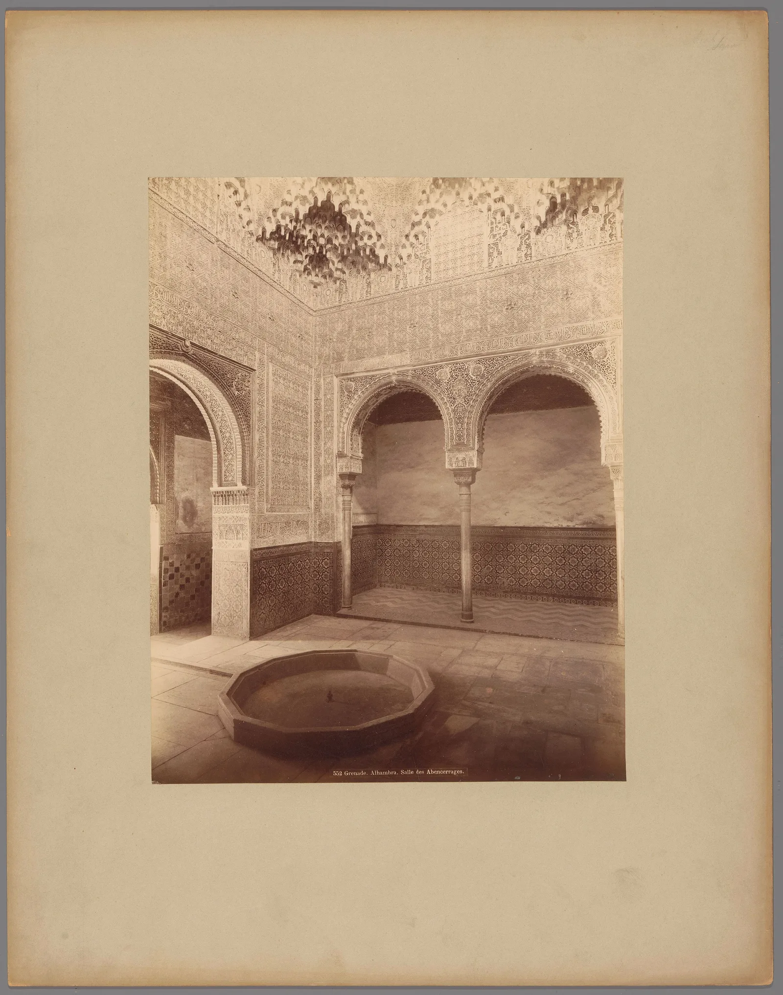 ห้อง Abencerrajes ภาพถ่ายราวปี 1875–1900 ในคอลเลกชัน Rijksmuseum