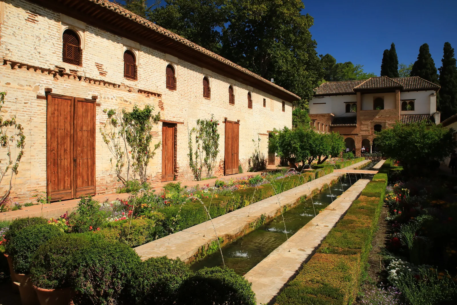 อาคารและแปลงสวนริมรางน้ำของ Patio de la Acequia ภาพถ่ายเมื่อ 13 เมษายน 2024