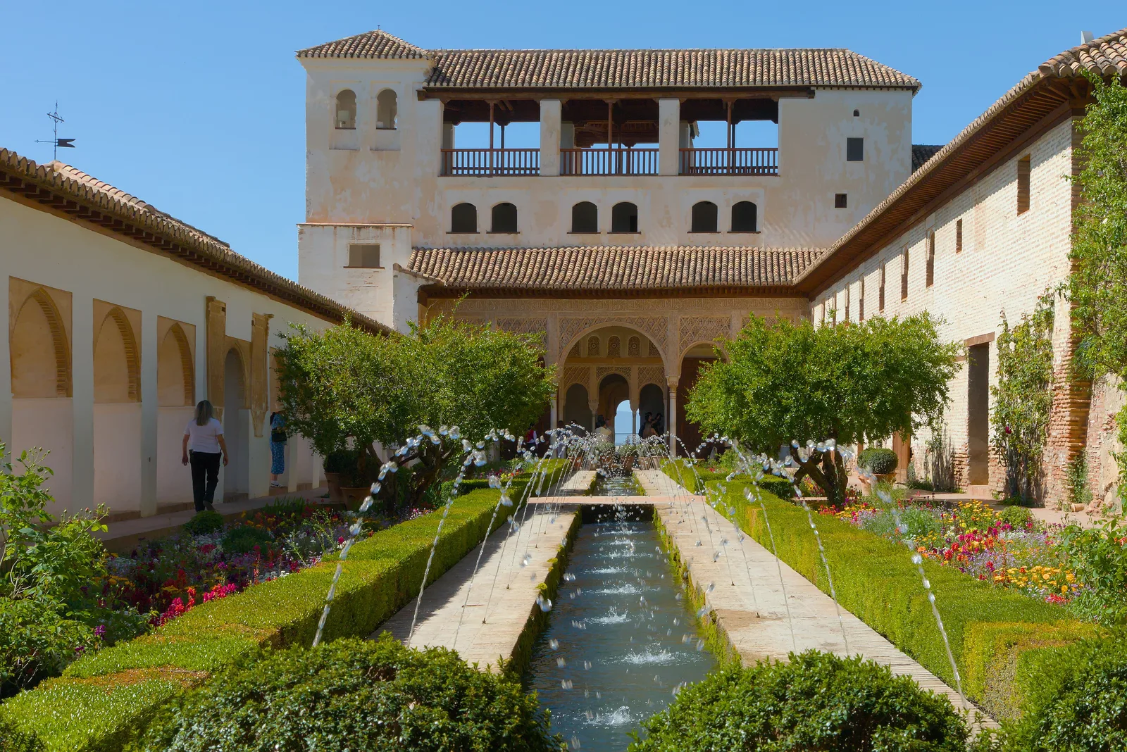 Patio de la Acequia ใน Generalife รางน้ำ น้ำพุ และแปลงไม้ดอก ภาพถ่ายเมื่อ 13 เมษายน 2024