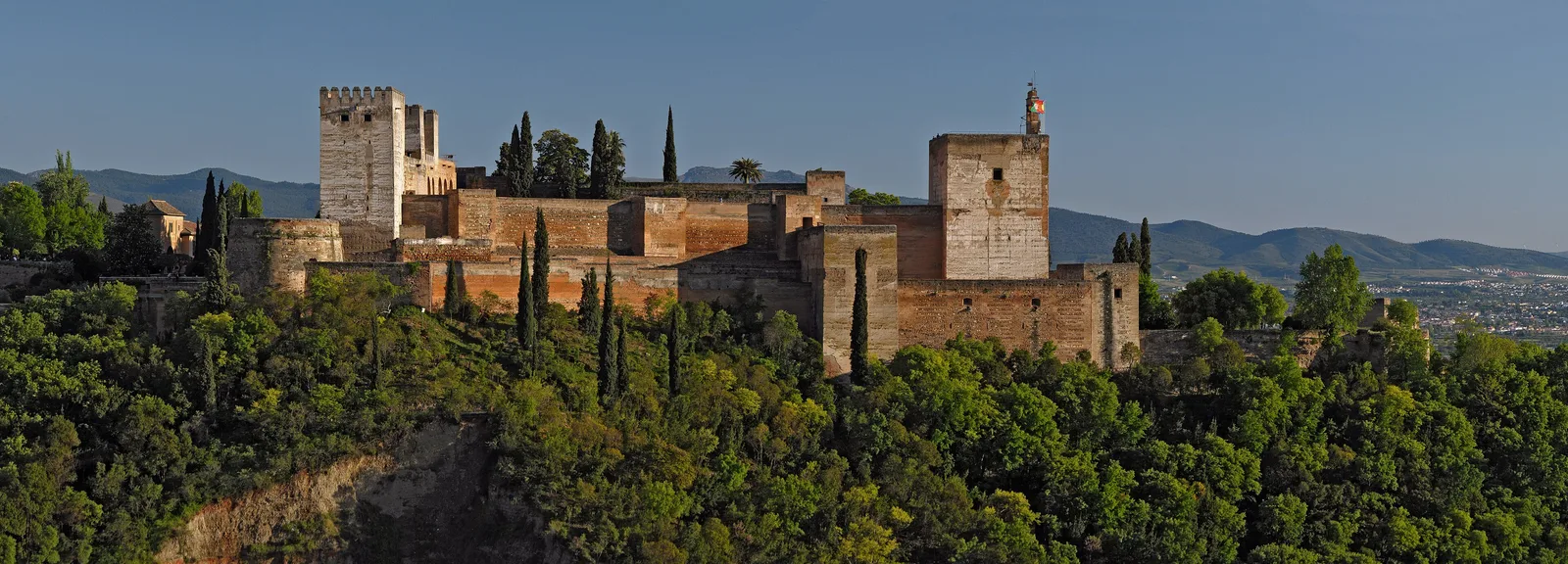 Alcazaba ของพระราชวัง Alhambra บนเนิน Sabika ภาพถ่ายเมื่อ 1 พฤษภาคม 2013