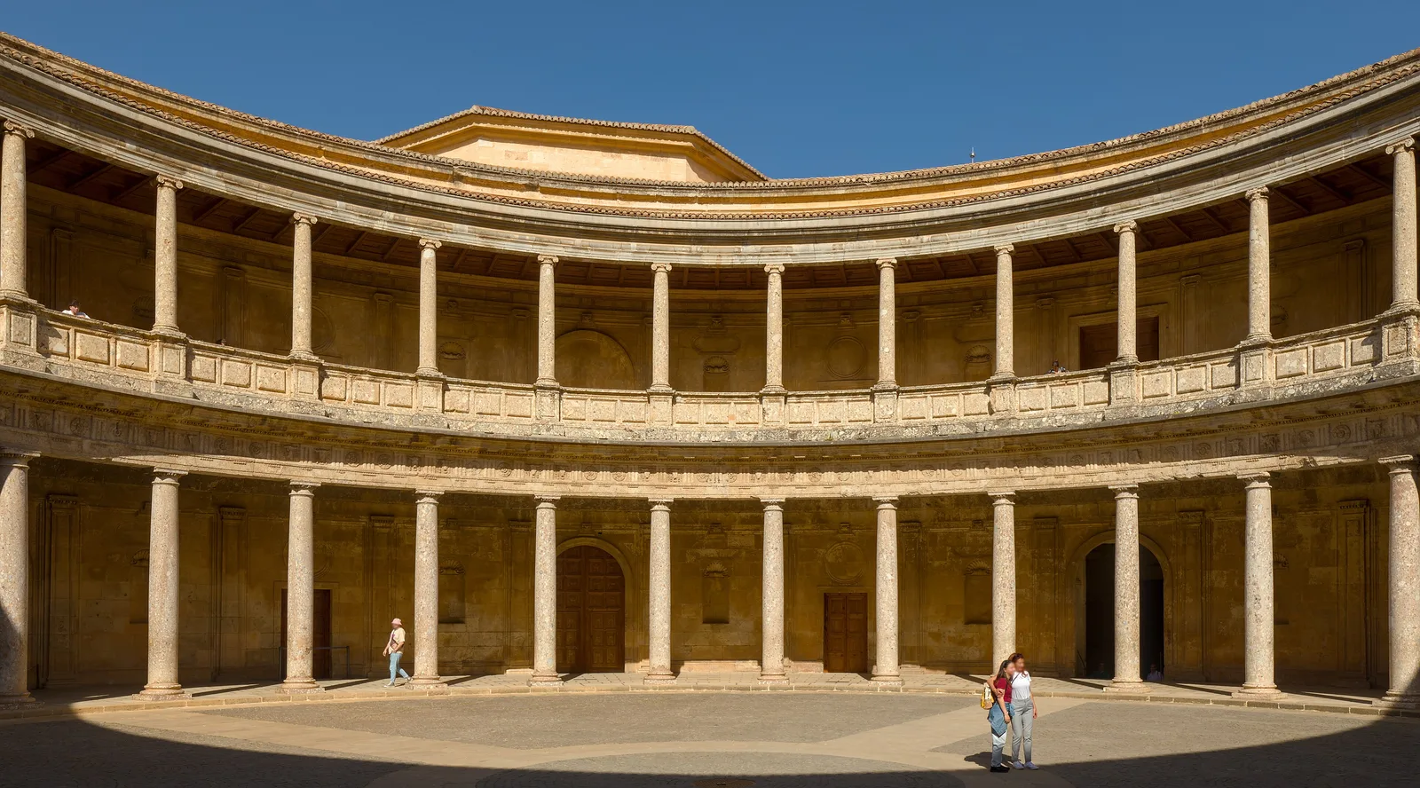 ลานวงกลมกลางพระราชวัง Carlos V ในพระราชวัง Alhambra ภาพถ่ายเมื่อ 13 เมษายน 2024