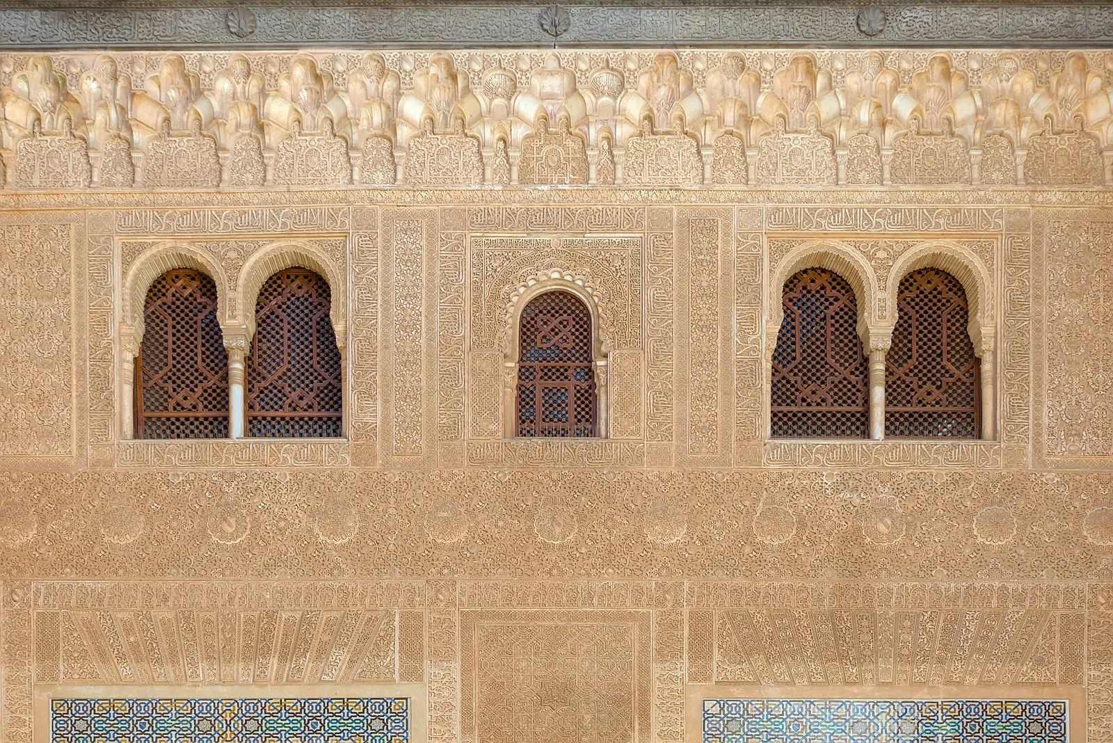 ส่วนบนของด้านหน้า Comares ในพระราชวัง Alhambra ภาพถ่ายเมื่อ 13 เมษายน 2024