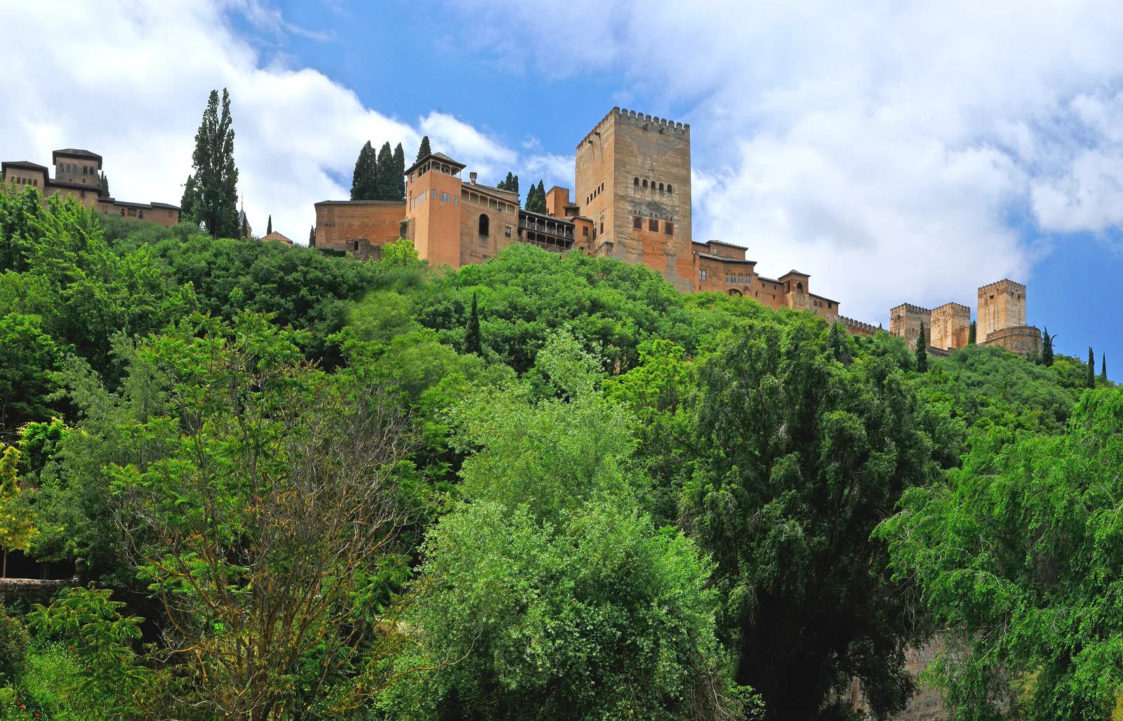 พระราชวัง Alhambra และหอคอย Comares มองจาก Paseo de los Tristes ภาพถ่ายเมื่อ 29 พฤษภาคม 2013
