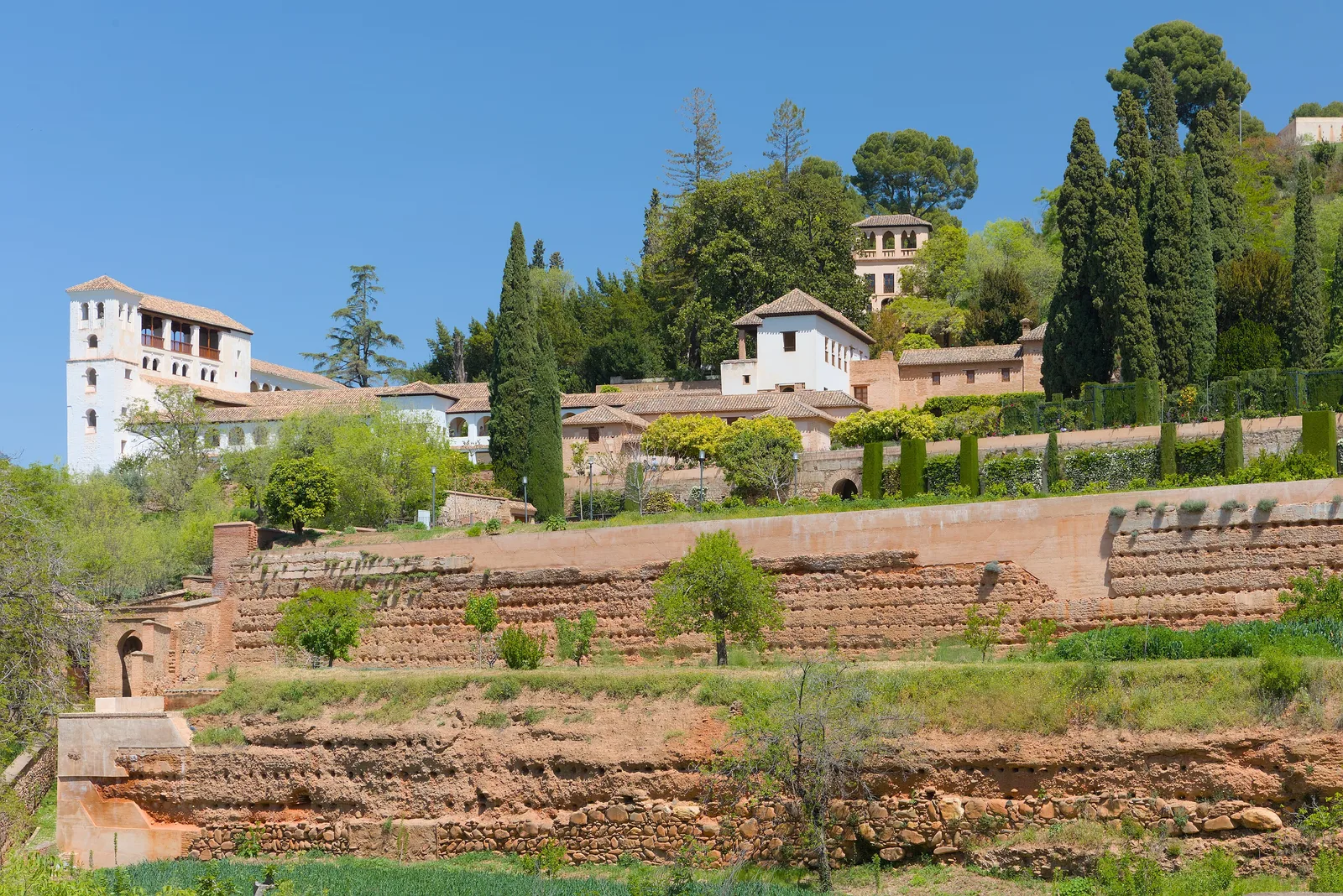 Generalife และแปลงสวนขั้นบันไดมองจากสวน Partal ภาพถ่ายเมื่อ 13 เมษายน 2024