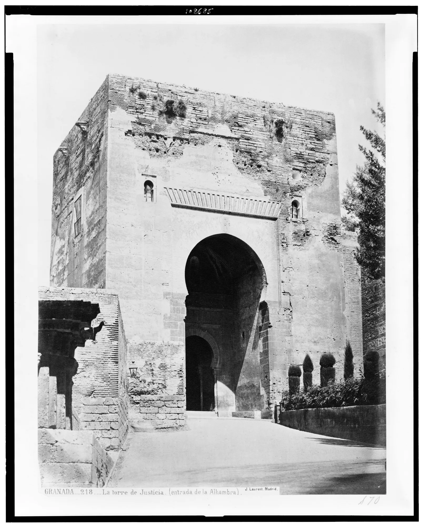 ประตู Justicia ทางเข้าพระราชวัง Alhambra ภาพถ่ายของ J. Laurent ราวปี 1860