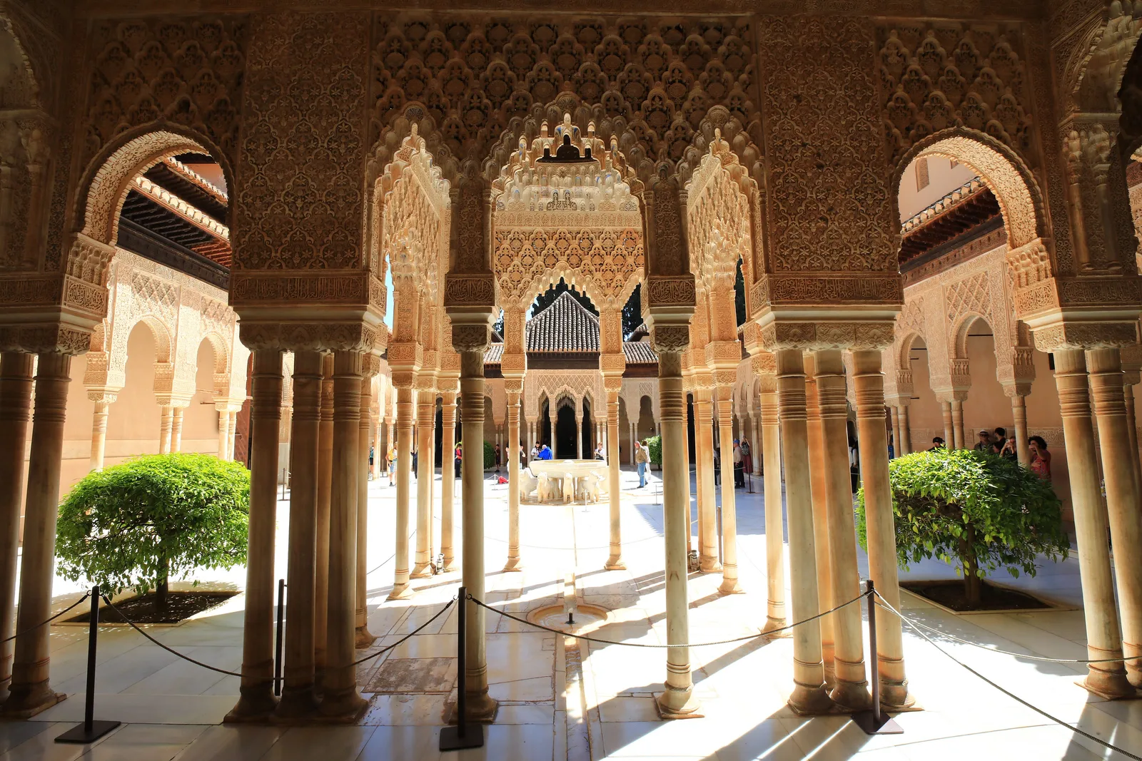 ลานสิงโตมองผ่านแนวเสาในพระราชวัง Alhambra ภาพถ่ายเมื่อ 13 เมษายน 2024