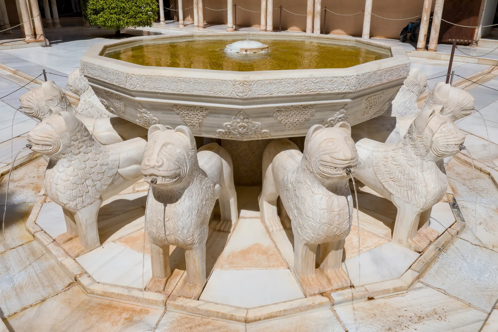 น้ำพุสิงโตกลางลานสิงโตในพระราชวัง Alhambra ภาพถ่ายเมื่อ 13 เมษายน 2024
