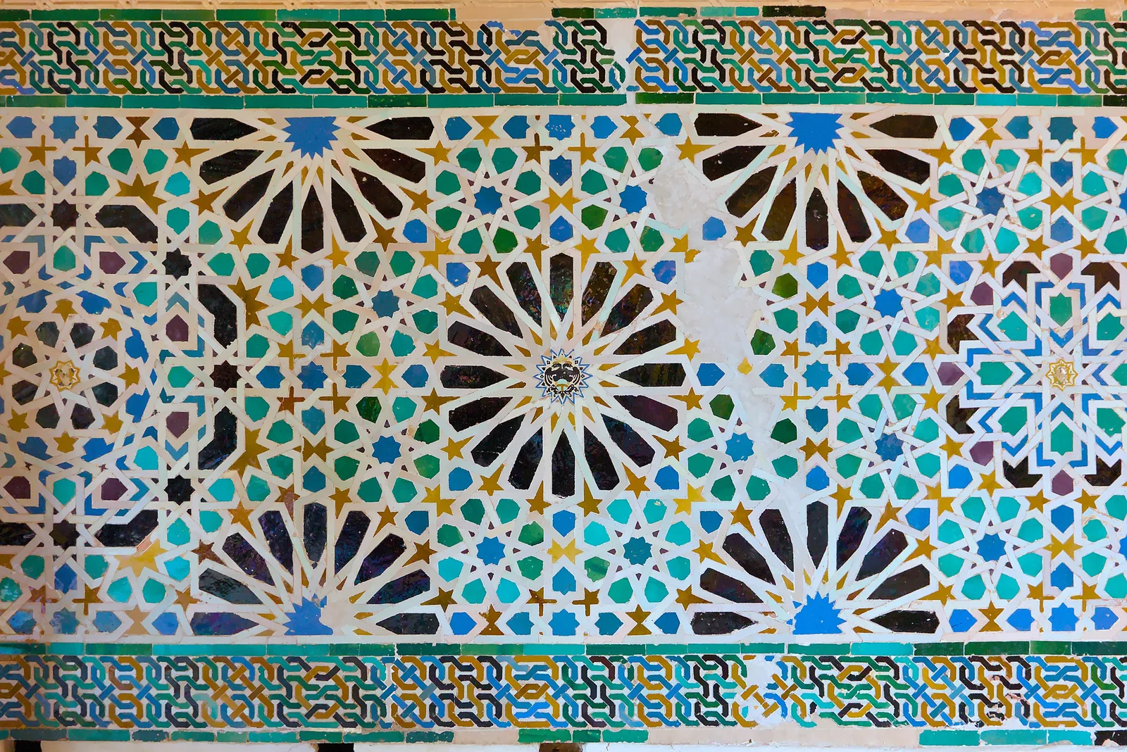 กระเบื้องโมเสกลายเรขาคณิตในห้อง Mexuar ของพระราชวัง Alhambra ภาพถ่ายเมื่อ 13 เมษายน 2024