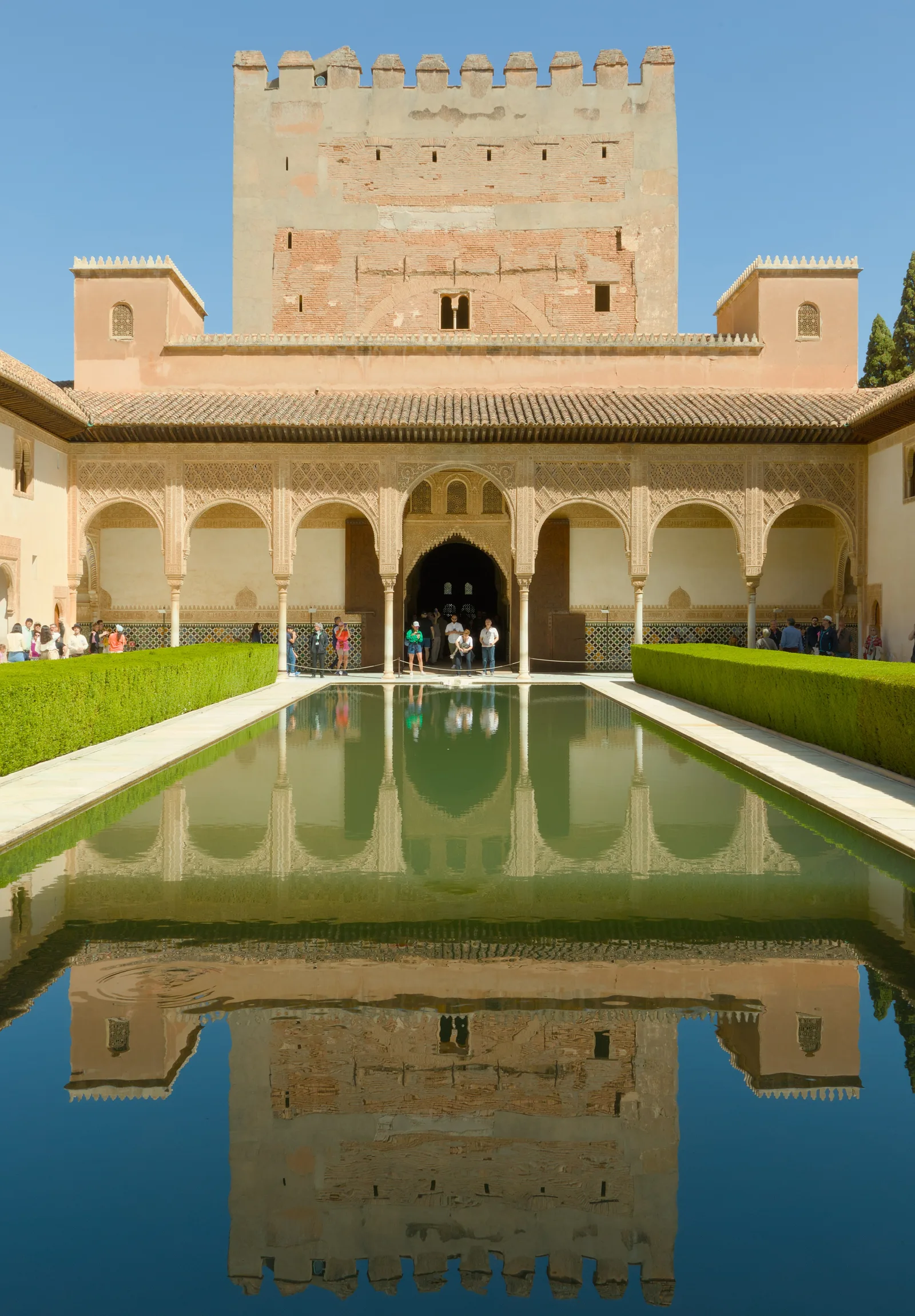 ลาน Myrtles และหอคอย Comares ในพระราชวัง Alhambra ภาพถ่ายเมื่อ 13 เมษายน 2024