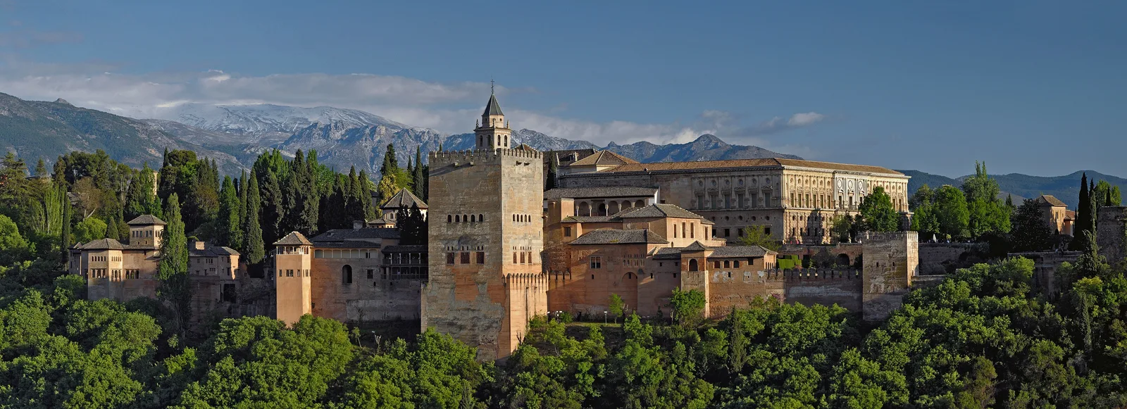 วัง Nasrid และพระราชวัง Carlos V ฉากหลังคือเทือกเขา Sierra Nevada ภาพถ่ายเมื่อ 1 พฤษภาคม 2013