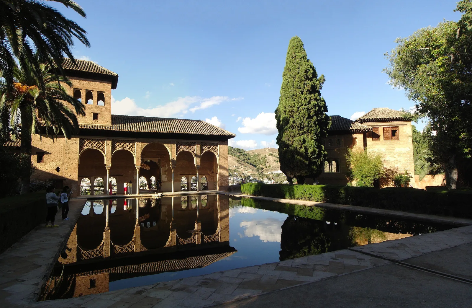 สระน้ำหน้าวัง Partal ในพระราชวัง Alhambra ภาพถ่ายเมื่อ 26 กันยายน 2010