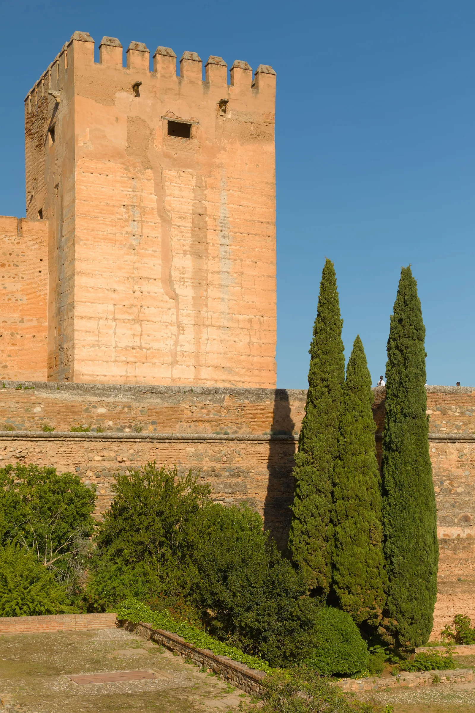 หอคอย Torre Quebrada ของ Alcazaba ในพระราชวัง Alhambra ภาพถ่ายเมื่อ 13 เมษายน 2024