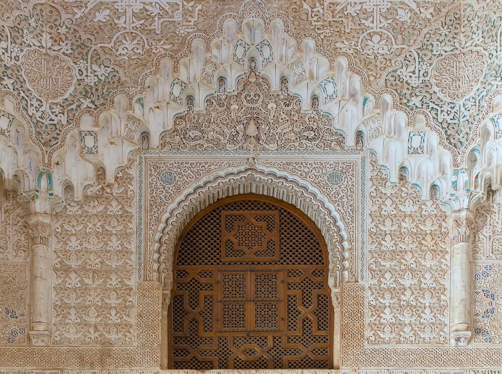 หน้าต่างและลวดลายปูนปั้นในห้อง Two Sisters ของพระราชวัง Alhambra ภาพถ่ายเมื่อ 13 เมษายน 2024