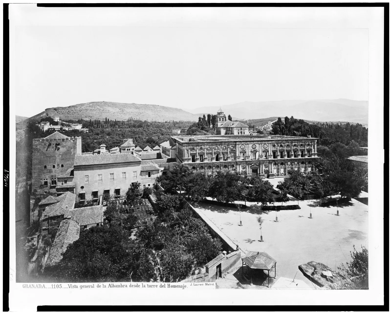 พระราชวัง Alhambra มองจากหอคอย Homenaje ภาพถ่ายของ J. Laurent ราวปี 1860