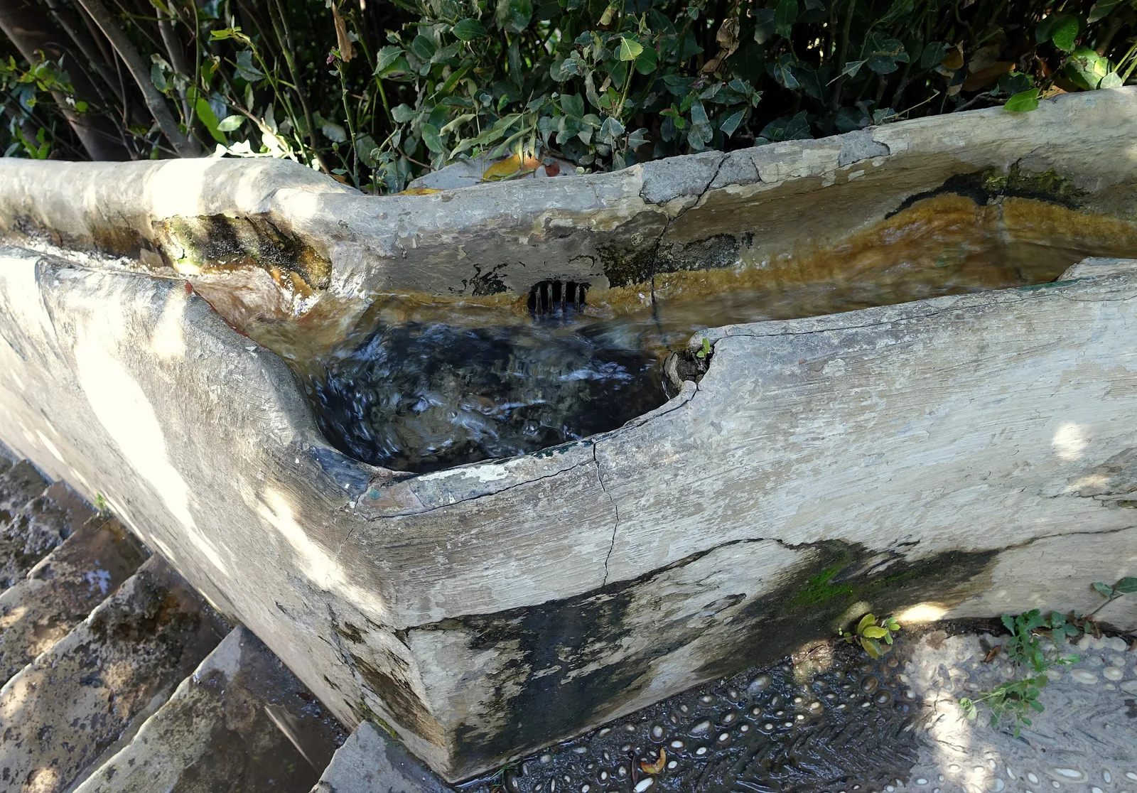 รางน้ำบนราวบันได Escalera del Agua ใน Generalife ภาพถ่ายเมื่อ 8 ตุลาคม 2014