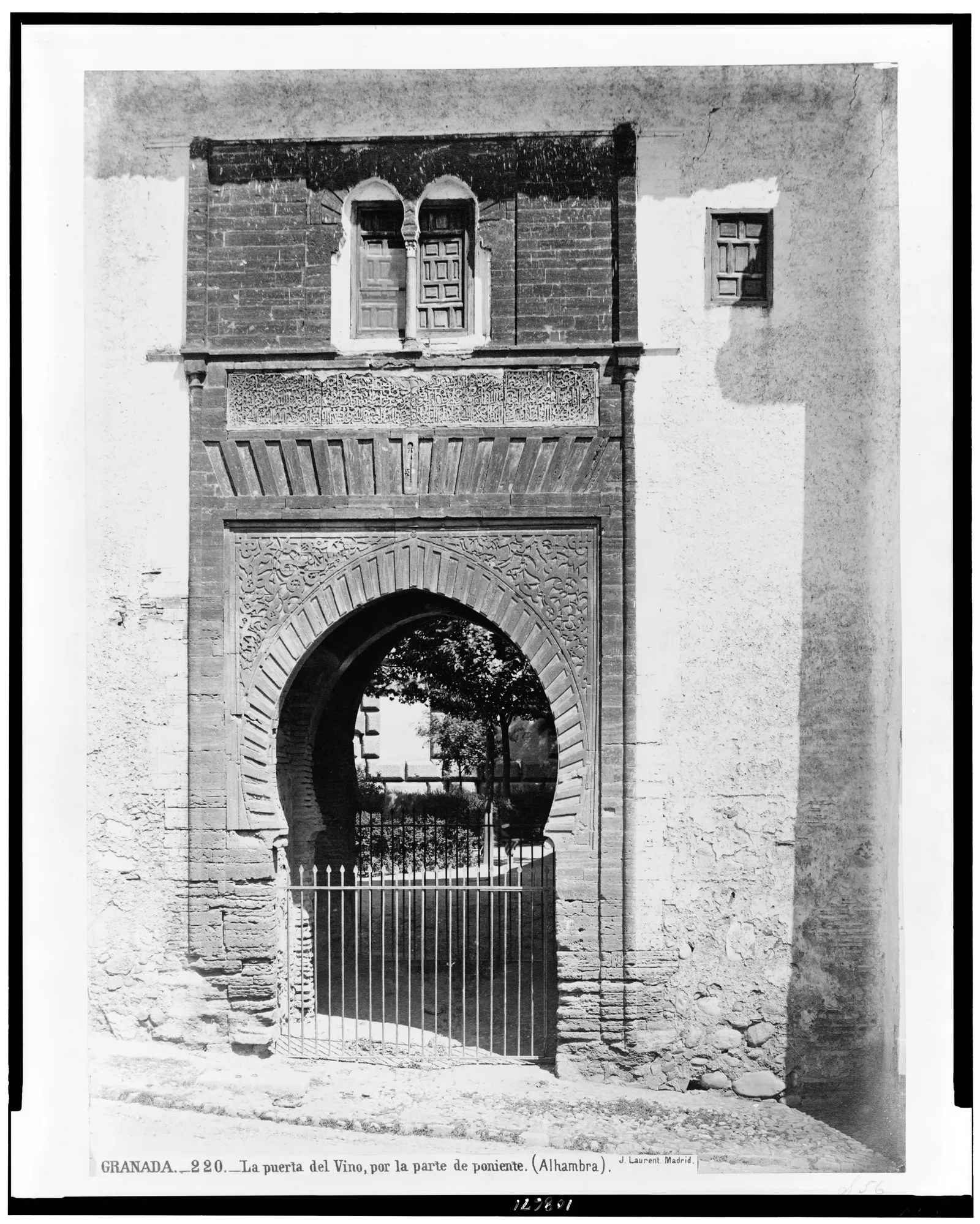 ประตู Puerta del Vino ด้านตะวันตกในพระราชวัง Alhambra ภาพถ่ายของ J. Laurent ราวปี 1860