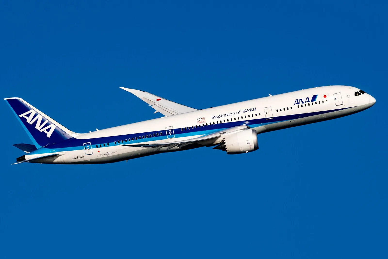 เครื่องบิน Boeing 787-9 ของ All Nippon Airways ทะเบียน JA830A ขณะไต่ระดับ