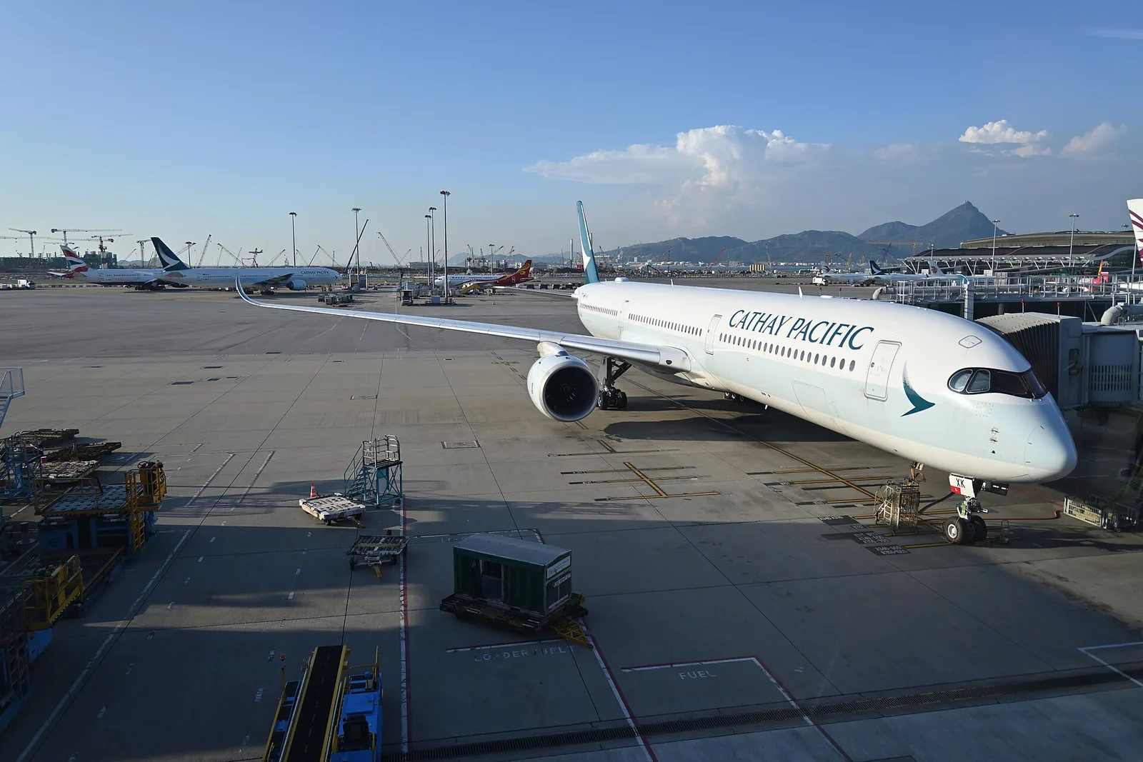 เครื่องบิน Airbus A350-1000 ของ Cathay Pacific จอดที่ท่าอากาศยานนานาชาติฮ่องกง สายการบินที่ยืนยันเหตุ Amadeus ข้อมูลรั่ว