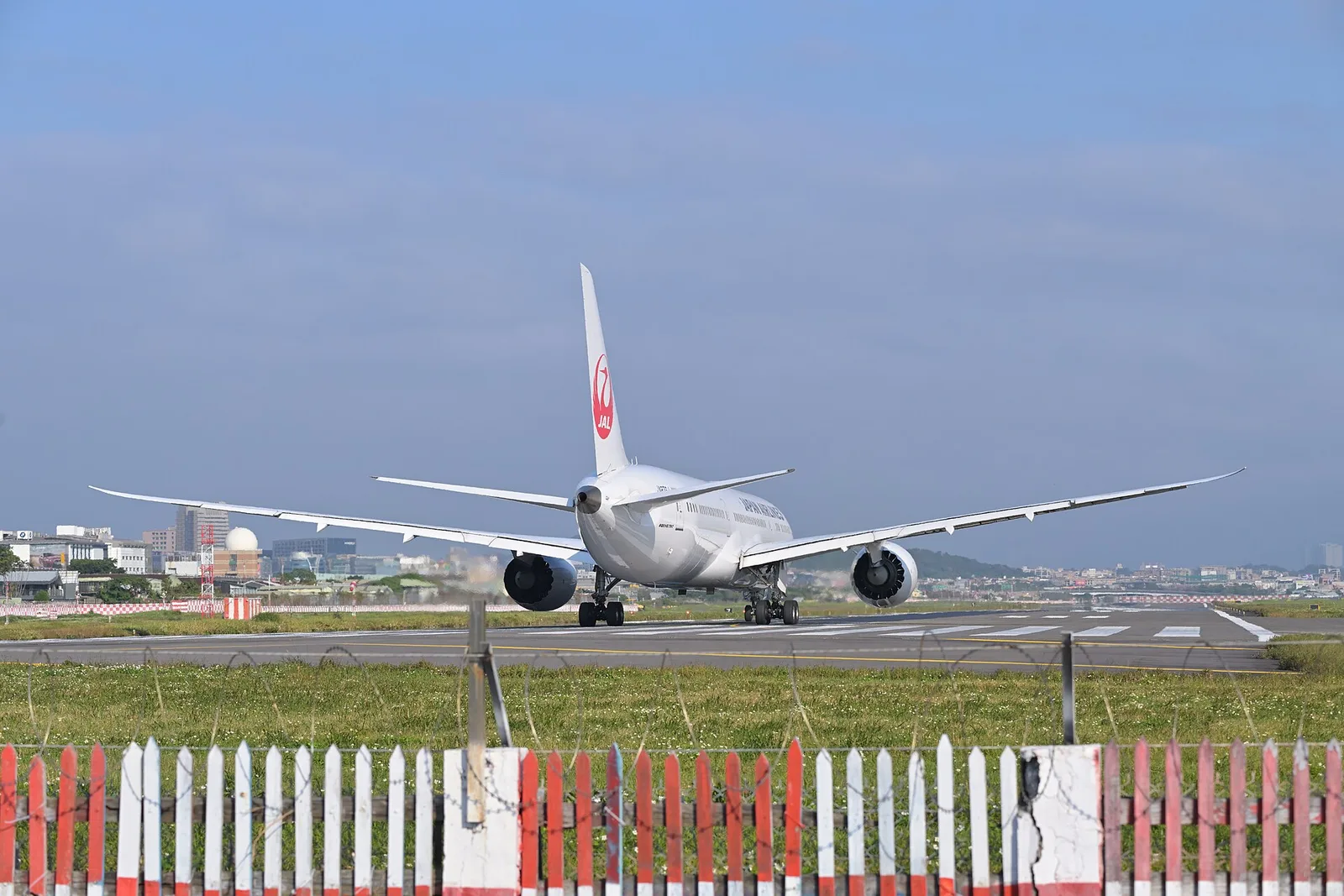 เครื่องบิน Boeing 787-9 ของ Japan Airlines บนทางวิ่งท่าอากาศยานซงซาน ไทเป