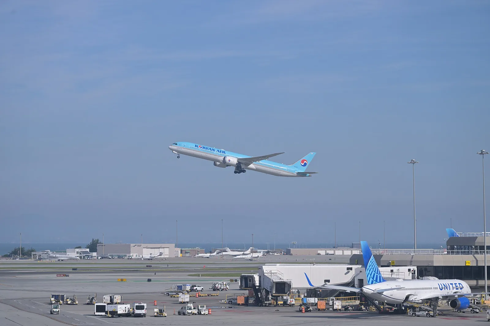 เครื่องบิน Boeing 787-10 ของ Korean Air ขณะวิ่งขึ้นจากท่าอากาศยานซานฟรานซิสโก