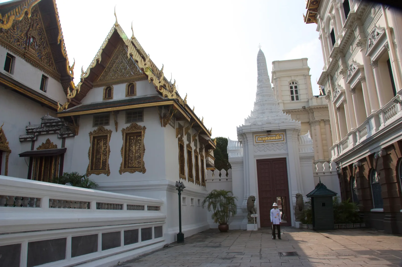 หอพระธาตุมณเฑียร และประตูใน หมู่พระมหามณเฑียร ภาพถ่ายเมื่อ พ.ศ. 2552