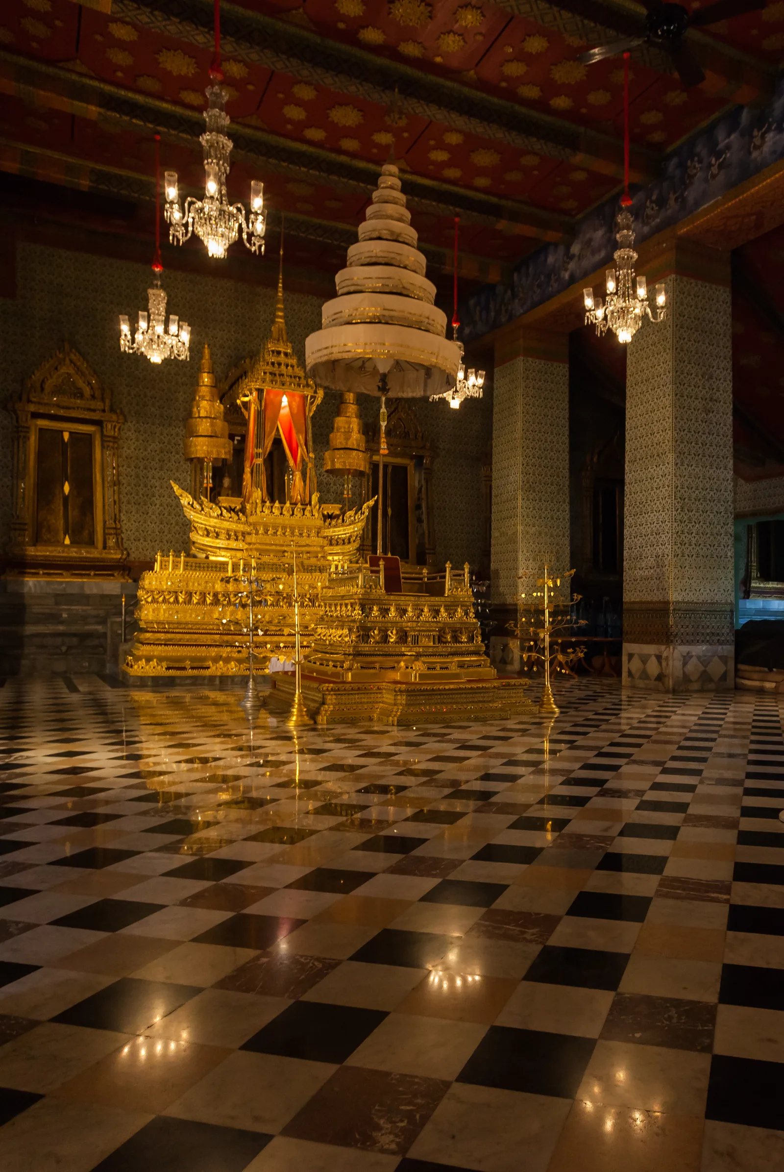 ภายในท้องพระโรง พระที่นั่งอมรินทรวินิจฉัย ภาพถ่ายเมื่อ พ.ศ. 2556