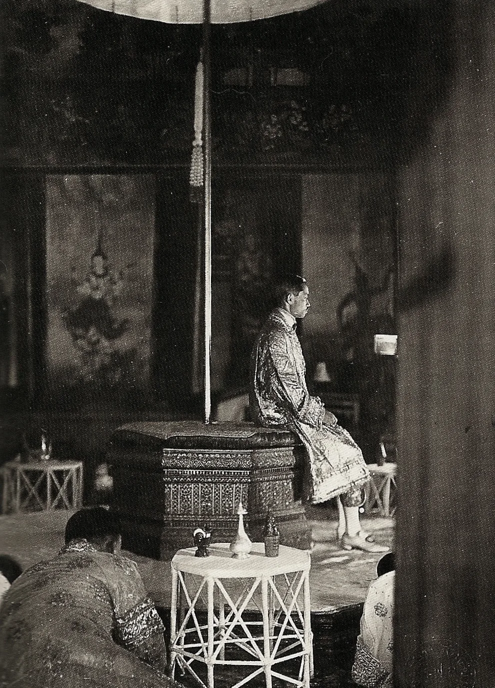 ภาพถ่ายเก่า พระราชพิธีบรมราชาภิเษก เมื่อวันที่ 25 กุมภาพันธ์ ค.ศ. 1926 ที่ พระที่นั่งอัฐทิศอุทุมพรราชอาสน์