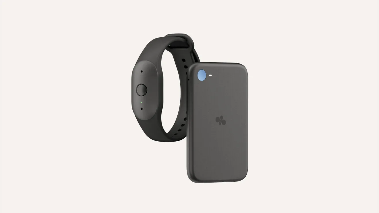 Bee Frontier สายรัดข้อมือสีดำ วางคู่กับ Bee Eclipse สีดำ อุปกรณ์ AI จดบทสนทนาสองรุ่นของ Amazon