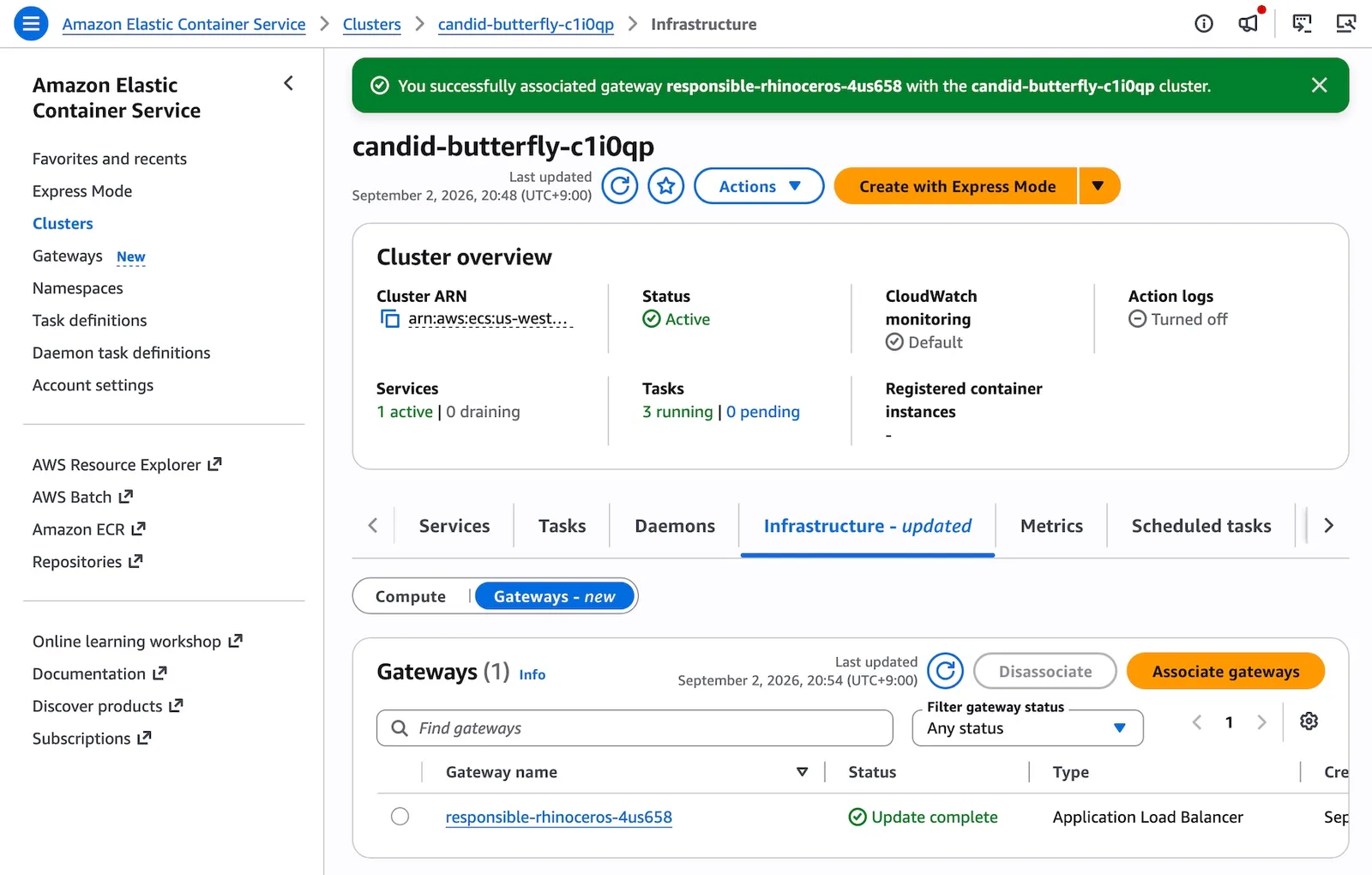 หน้าคอนโซลคลัสเตอร์ Amazon ECS แจ้งว่าผูก gateway กับคลัสเตอร์สำเร็จ แท็บ Infrastructure แสดงรายการ Gateways หนึ่งรายการ สถานะ Update complete ประเภท Application Load Balancer
