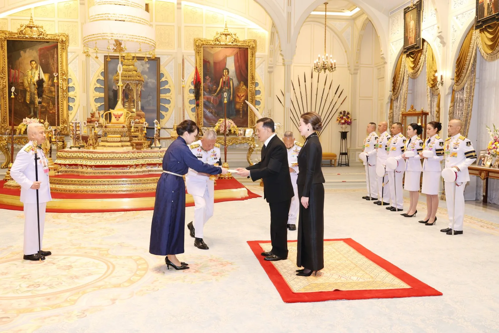 พระบาทสมเด็จพระเจ้าอยู่หัว และสมเด็จพระนางเจ้า ฯ พระบรมราชินี เสด็จออก ณ พระที่นั่งอัมพรสถาน พระราชวังดุสิต วันที่ 22 กันยายน 2569