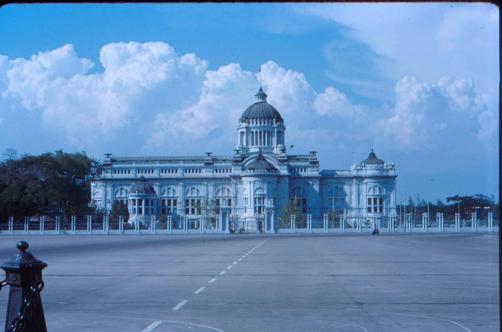 ภาพถ่ายสี พระที่นั่งอนันตสมาคม ราว พ.ศ. 2507 จากคลังภาพนาวิกโยธินสหรัฐ
