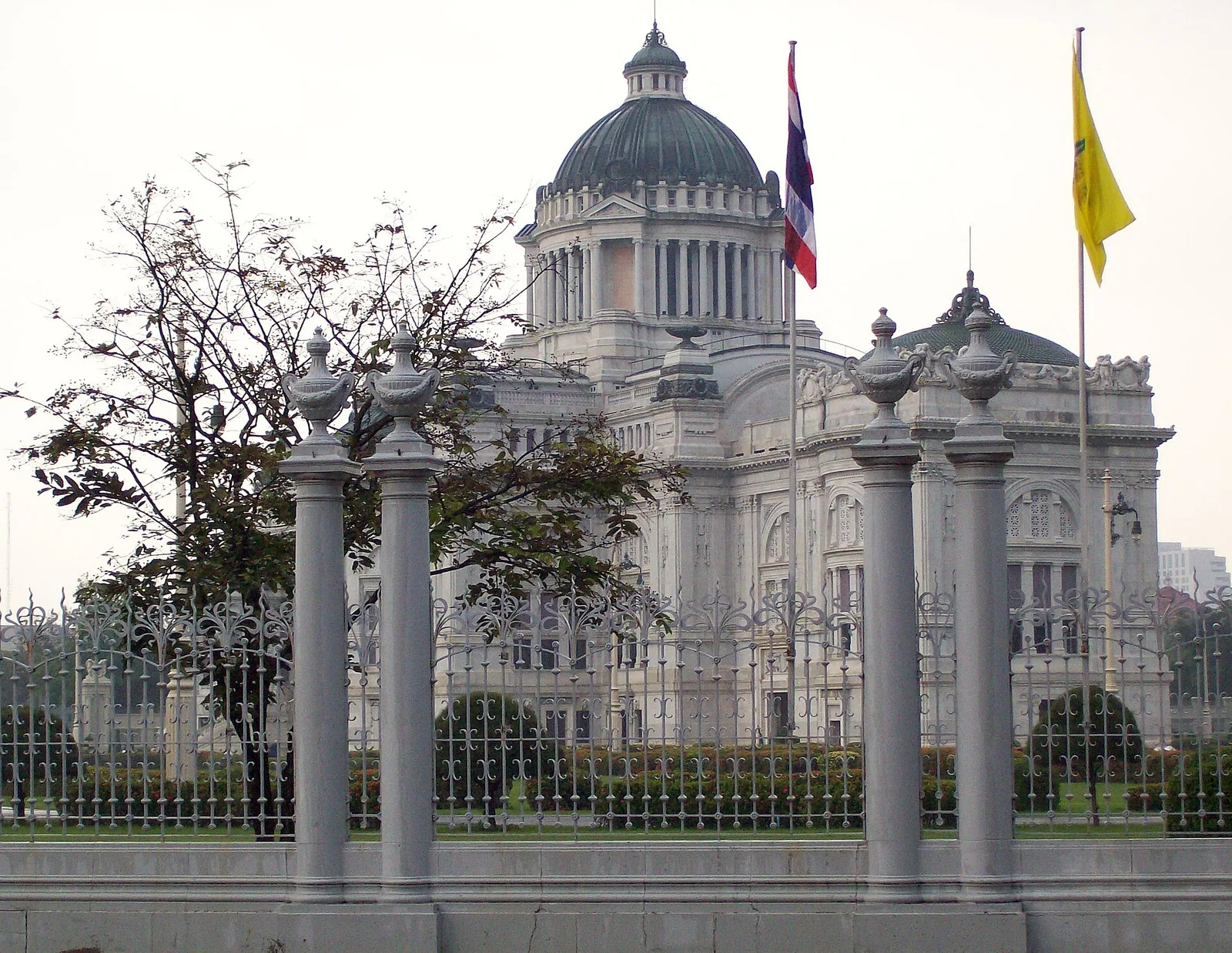 พระที่นั่งอนันตสมาคม หลังรั้วเหล็ก มีธงชาติและธงเหลือง
