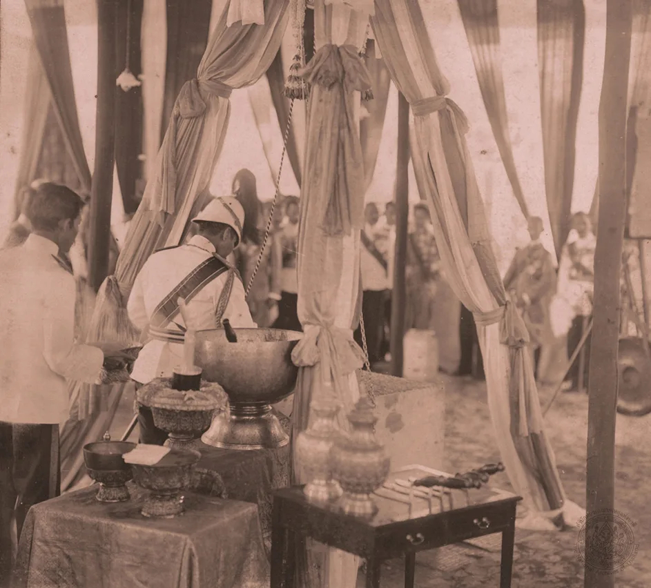 ภาพถ่ายเก่า พระบาทสมเด็จพระจุลจอมเกล้าเจ้าอยู่หัวทรงวางศิลาฤกษ์ก่อรากพระที่นั่งอนันตสมาคม
