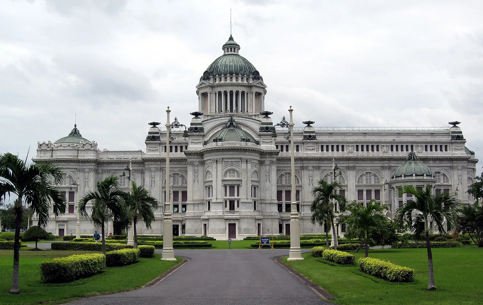 พระที่นั่งอนันตสมาคม และสนามหญ้าด้านหน้า ภาพถ่ายเมื่อ พ.ศ. 2550