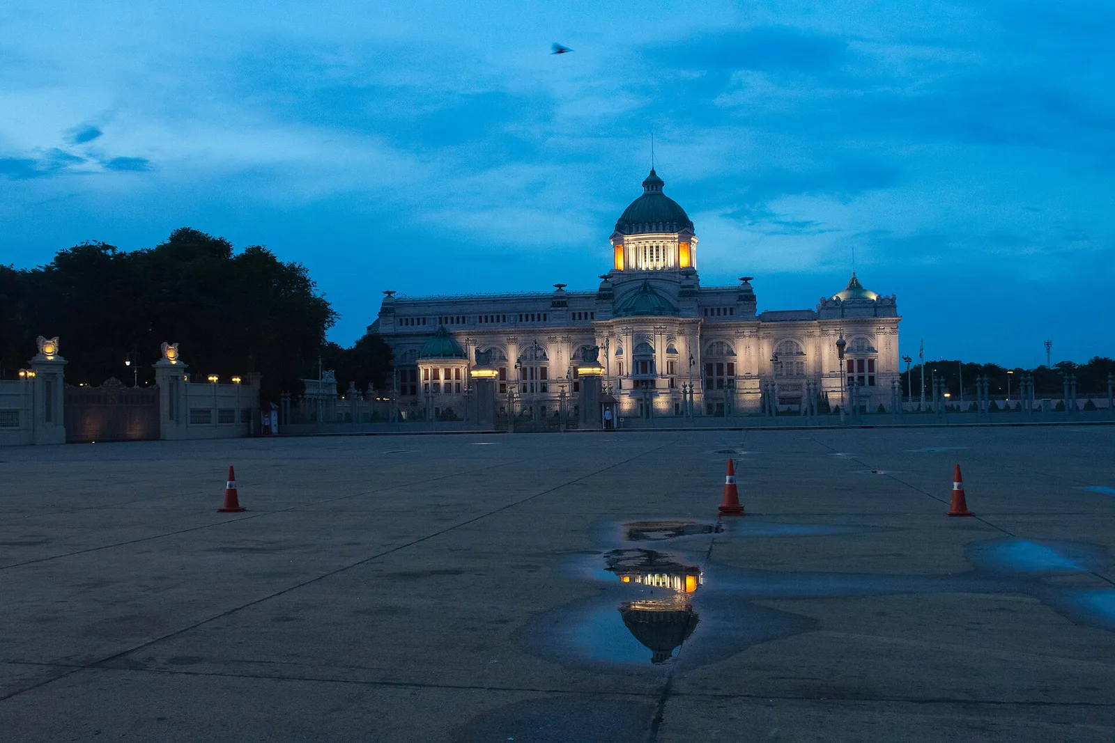 พระที่นั่งอนันตสมาคม ยามค่ำ มองจากลานด้านหน้า ภาพถ่ายเมื่อ พ.ศ. 2560