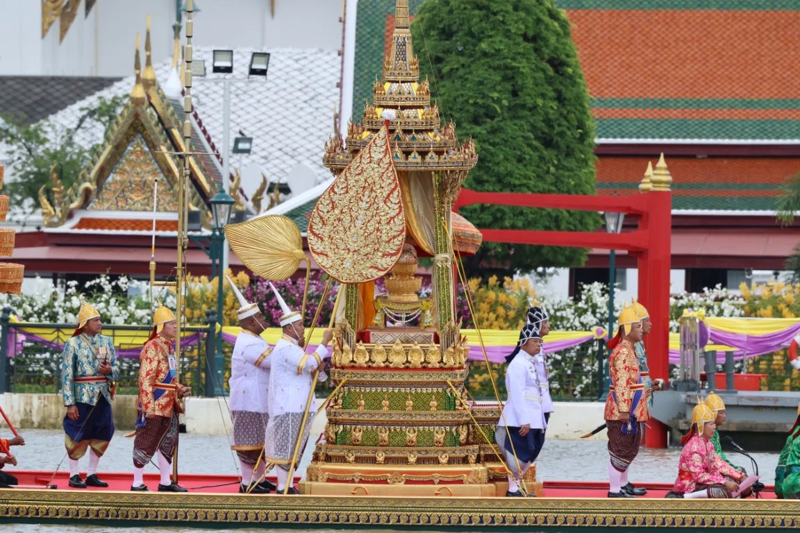 บุษบกอัญเชิญผ้าพระกฐิน ที่ท่าวัดอรุณราชวราราม วันที่ 27 ตุลาคม 2567