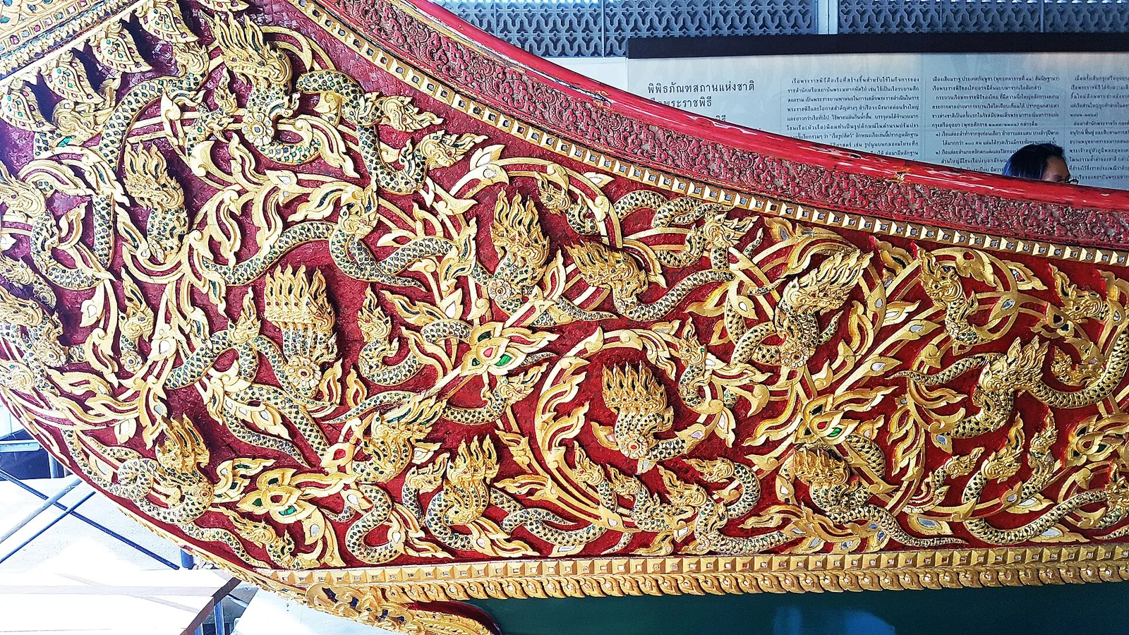 ลายจำหลักปิดทองบนลำ เรือพระที่นั่งอนันตนาคราช ภาพถ่ายเมื่อ 26 ธันวาคม 2561