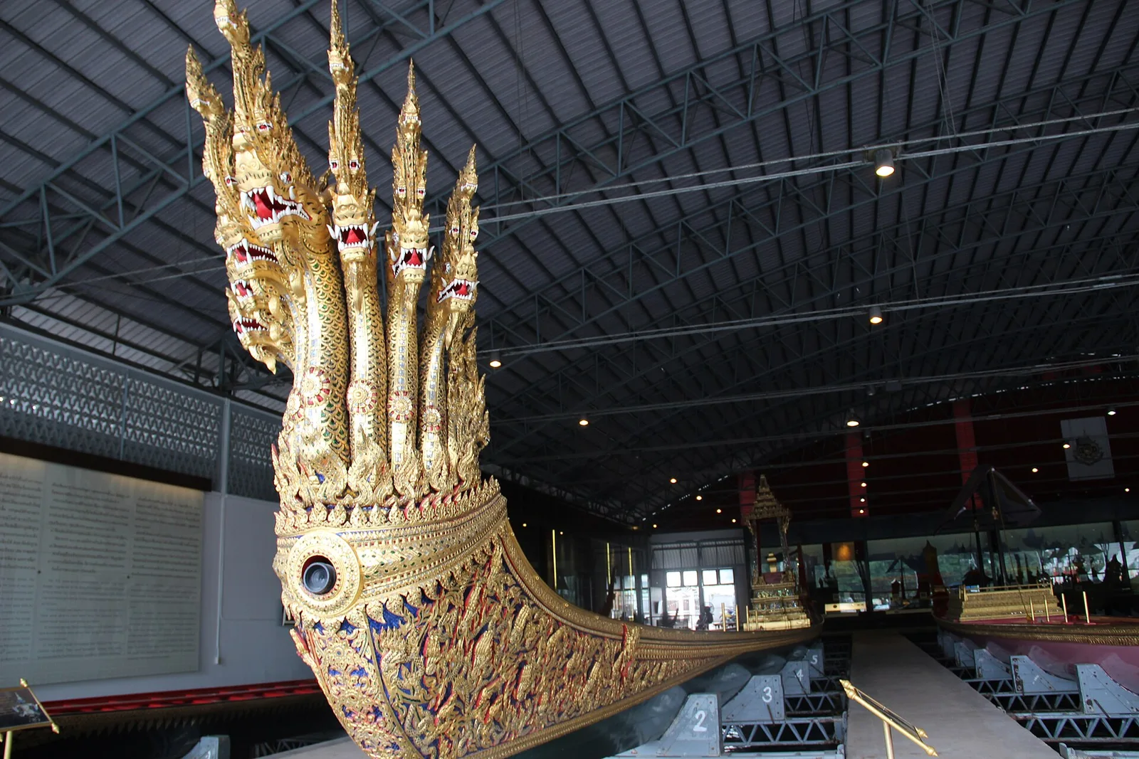 โขน เรือพระที่นั่งอนันตนาคราช รูปนาค 7 เศียร ในพิพิธภัณฑสถานแห่งชาติ เรือพระราชพิธี ภาพถ่ายเมื่อ พ.ศ. 2558