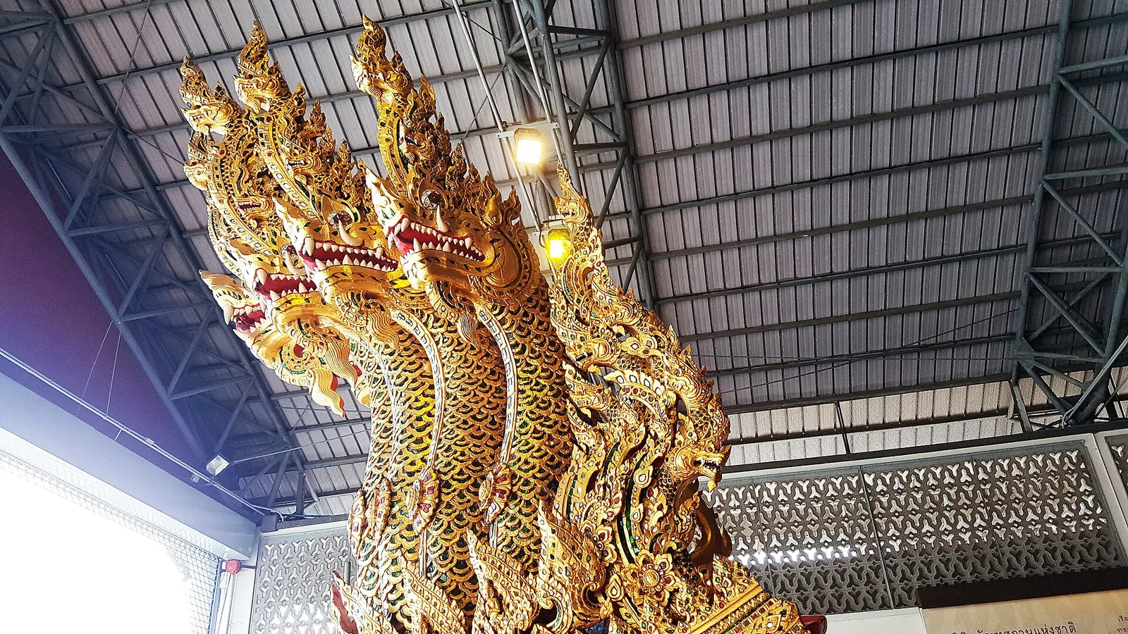 เศียรนาคของ เรือพระที่นั่งอนันตนาคราช ระหว่างการซ่อมแซม ภาพถ่ายเมื่อ 26 ธันวาคม 2561